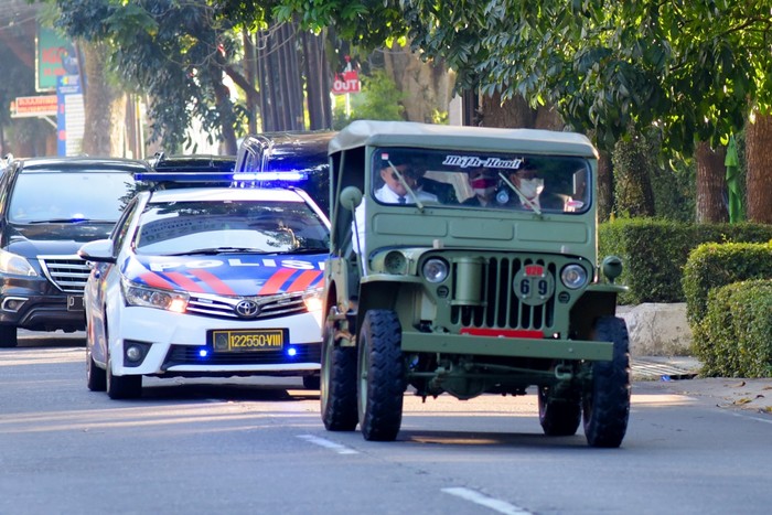 Wakil Gubernur Jawa Barat Nyetir Jeep Willys