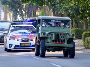 Hadiri Upacara HUT RI, Wagub Jabar Nyetir Mobil Zaman Perang