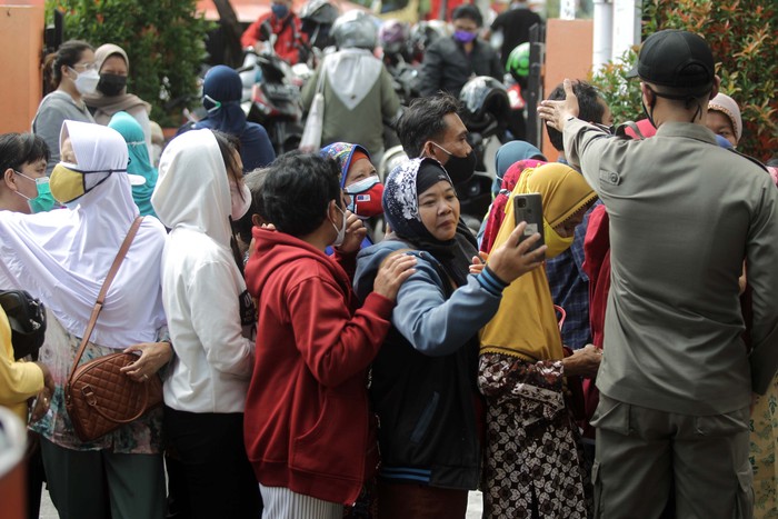 Pembagian BST berupa beras 10 kilogram dilakukan di Kantor Pos Besar, Yogyakarta, Selasa (17/8/2021). Warga tampak mengantre dengan mengabaikan protokol kesehatan.