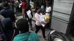 Antrean Warga Tanpa Jaga Jarak Demi 10 Kg Beras di Yogyakarta