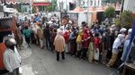 Antrean Warga Tanpa Jaga Jarak Demi 10 Kg Beras di Yogyakarta