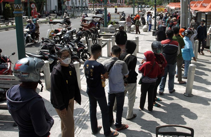 Warga Antri Tanpa Jaga Jarak Demi 10 Kg Beras di Yogyakarta Pembagian BST berupa beras 10 kilogram dilakukan di Kantor Pos Besar, Yogyakarta, Selasa (17/8/2021). Warga tampak mengantre dengan mengabaikan protokol kesehatan.