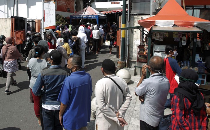 Warga Antri Tanpa Jaga Jarak Demi 10 Kg Beras di Yogyakarta Pembagian BST berupa beras 10 kilogram dilakukan di Kantor Pos Besar, Yogyakarta, Selasa (17/8/2021). Warga tampak mengantre dengan mengabaikan protokol kesehatan.