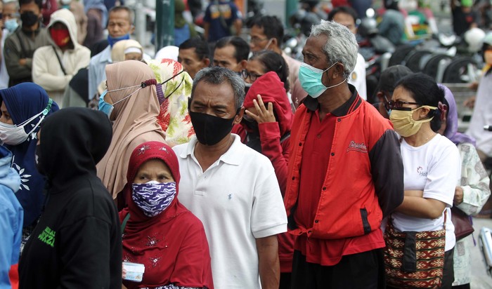 Warga Antri Tanpa Jaga Jarak Demi 10 Kg Beras di Yogyakarta Pembagian BST berupa beras 10 kilogram dilakukan di Kantor Pos Besar, Yogyakarta, Selasa (17/8/2021). Warga tampak mengantre dengan mengabaikan protokol kesehatan.
