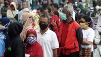 Warga mengantri dengan jarak yang berdekatan dan jauh dari yang dianjurkan protokol kesehatan.