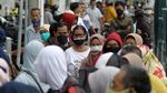 Antrean Warga Tanpa Jaga Jarak Demi 10 Kg Beras di Yogyakarta