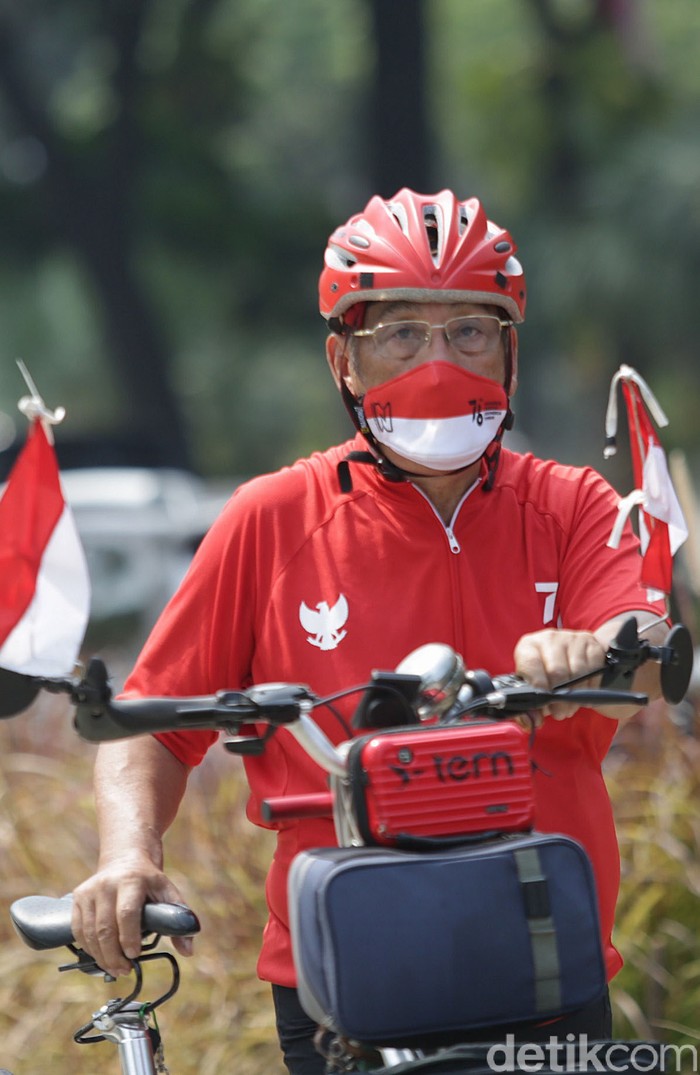 Yang Unik dan Nyentrik di Upacara HUT Ke-76 RI Meski tak menggelar perayaan upacara HUT ke-76 RI secara langsung di depan istana seperti tahun-tahun sebelumnya akibat pandemi. Banyak warga yang justru yang menikmati kemeriahan itu di plaza Monas, Jakarta. Ini potretnya.