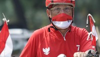 Tak hanya kaum muda yang antusias merayakan HUT ke-76 RI, buktinya orang tua yang sedang aktif bersepeda ini pun merias sepedanya dengan bendera merah putih lengkap berbusana serba merah dan masker merah putih.