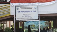 Sentra vaksin yang berada di SDN Pulau Kelapa 01 Pagi ini terus didatangi warga secara bergantian. Para warga Pulau Kelapa ini mendapatkan vaksin jenis Sinovac dan Astrazeneca.