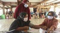 Mereka sangat antusias divaksin dengan harapan agar destinasi wisata dapat kembali buka dan warga tidak perlu takut untuk berkunjung ke Pulau Seribu sebab warganya telah divaksin.