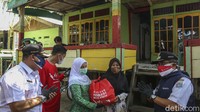 Warga yang telah divaksin pun diberikan sembako oleh #gerakanberbagiuntukwarga dan sejumlah lapisan masyarakat seperti mahasiswa, ormas, pejabat setempat.