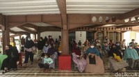 Sejumlah warga mengantre untuk mendapatkan vaksin COVID-19 di Pulau Kelapa, Kepulauan Seribu, Jakarta, Rabu (18/8/2021). 