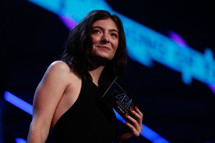 SYDNEY, AUSTRALIA - NOVEMBER 28:  Lorde presents Peking Duck with the ARIA for Song of The Year during the 31st Annual ARIA Awards 2017 at The Star on November 28, 2017 in Sydney, Australia.  (Photo by Zak Kaczmarek/Getty Images for ARIA)