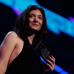 Sita Kaus Palestina Penonton saat Konser Lorde, The O2 Minta Maaf