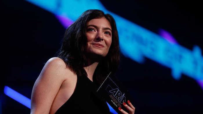 Penyanyi Lorde naik kereta bawah tanah di New York City, AS.