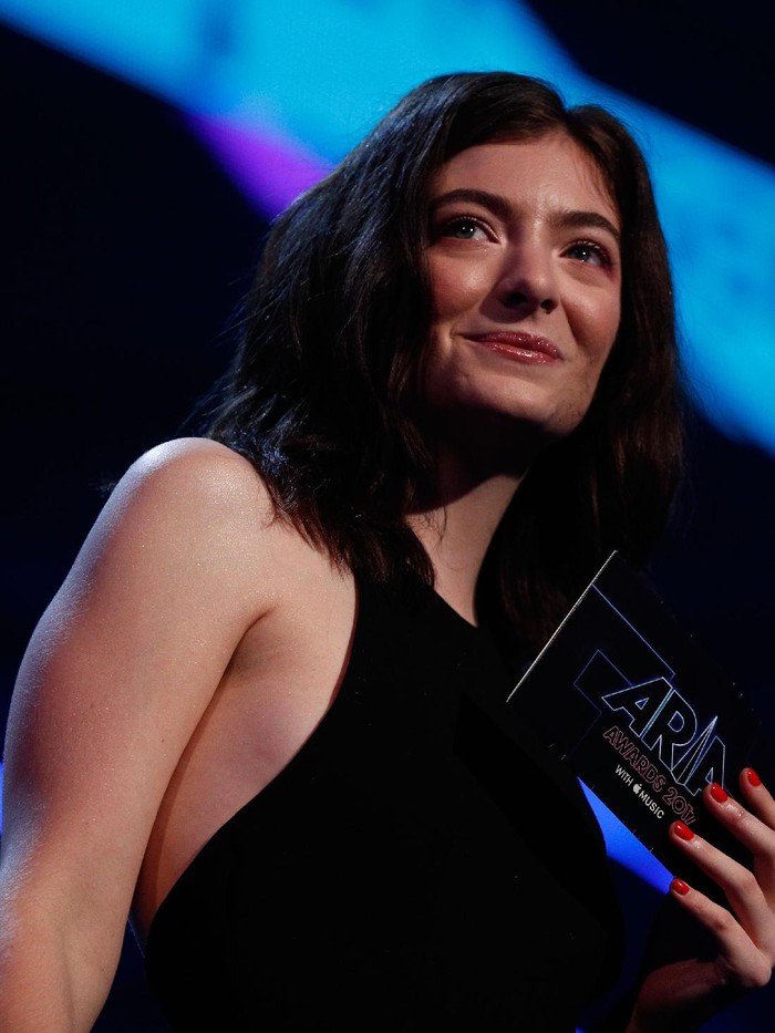 SYDNEY, AUSTRALIA - NOVEMBER 28:  Lorde presents Peking Duck with the ARIA for Song of The Year during the 31st Annual ARIA Awards 2017 at The Star on November 28, 2017 in Sydney, Australia.  (Photo by Zak Kaczmarek/Getty Images for ARIA)