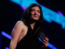 Sita Kaus Palestina Penonton saat Konser Lorde, The O2 Minta Maaf