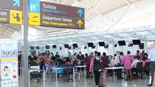 97 WN Australia tinggalkan Indonesia lewat Bandara Internasional I Gusti Ngurah Rai menggunakan pesawat Qantas. Turut hadir Wagub Bali Tjokorda Oka Artha Ardana Sukawati (Cok Ace) dengan Konjen Australia Anthea Griffin (dok Bandara Ngurah Rai Bali)