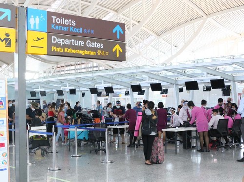 97 WN Australia tinggalkan Indonesia lewat Bandara Internasional I Gusti Ngurah Rai menggunakan pesawat Qantas. Turut hadir Wagub Bali Tjokorda Oka Artha Ardana Sukawati (Cok Ace) dengan Konjen Australia Anthea Griffin (dok Bandara Ngurah Rai Bali)