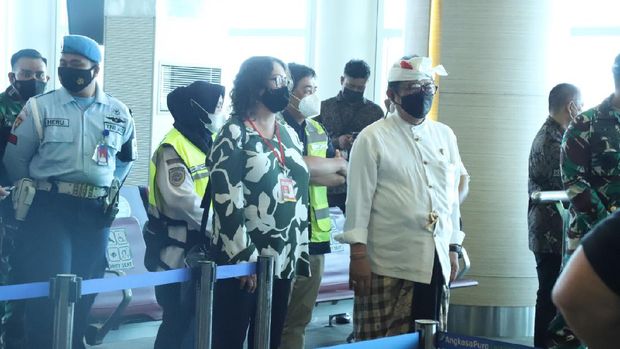 97 WN Australia tinggalkan Indonesia lewat Bandara Internasional I Gusti Ngurah Rai menggunakan pesawat Qantas. Turut hadir Wagub Bali Tjokorda Oka Artha Ardana Sukawati (Cok Ace) dengan Konjen Australia Anthea Griffin (dok Bandara Ngurah Rai Bali)
