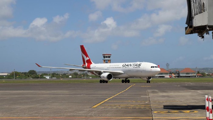 97 WN Australia tinggalkan Indonesia lewat Bandara Internasional I Gusti Ngurah Rai menggunakan pesawat Qantas. Turut hadir Wagub Bali Tjokorda Oka Artha Ardana Sukawati (Cok Ace) dengan Konjen Australia Anthea Griffin (dok Bandara Ngurah Rai Bali)