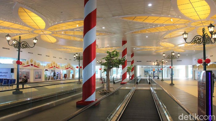 Ada 'Malioboro' di Bandara Kulon Progo Bandara YIA di Kulon Progo, DIY, kini dilengkapi dengan miniatur Malioboro. Seperti aslinya, ada puluhan lapak UMKM serta replika Tugu Pal Putih versi mini.