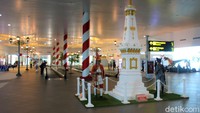 Bernama Kawasan Tugu Malioboro, duplikat ini bisa ditemui di lantai mezzanine atau gedung penghubung antara tempat parkir penumpang dengan terminal keberangkatan Bandara YIA. Ketika memasuki kawasan ini, kita akan merasakan suasan seperti saat mengunjungi tempat aslinya. 