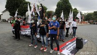 Massa buruh mendorong agar pemerintah terus memberi perlindungan rakyat dalam menghadapi pandemi COVID-19.