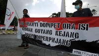 Mereka juga mendesak pemerintah untuk melindungi kaum buruh dan rakyat. 