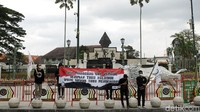 Massa yang tergabung dalam Konfederasi SBSI DIY menyatakan sikap menolak perpanjangan PPKM.