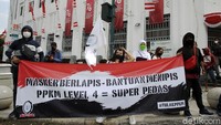 Masa Konfederasi Serikat Buruh Sejahtera Indonesia Daerah Istimewa Yogyakarta melakukan aksi di simpang empat titik nol kilometer, Rabu (18/8/2021).