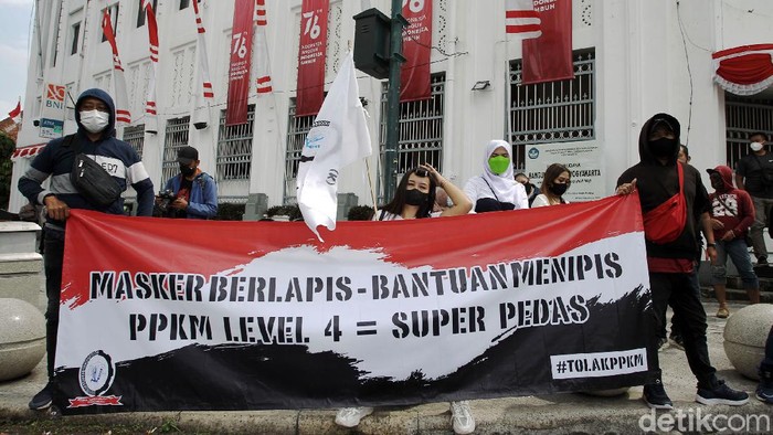 Aksi Buruh Tolak PPKM di Yogyakarta Masa aksi yang tergabung dalam Konfederasi Serikat Buruh Sejahtera Indonesia (K) (SBSI) Daerah Istimewa Yogyakarta (DIY) melakukan aksi di simpang empat titik nol kilometer, Yogyakarta, Rabu (18/8/2021). Konfederasi Serikat Buruh Sejahtera Indonesia (K) (SBSI) Daerah Istimewa Yogyakarta (DIY) menyoroti kegagalan pemerintah dalam melindungi kaum buruh dan rakyatnya sepanjang setahun lebih Pandemi.