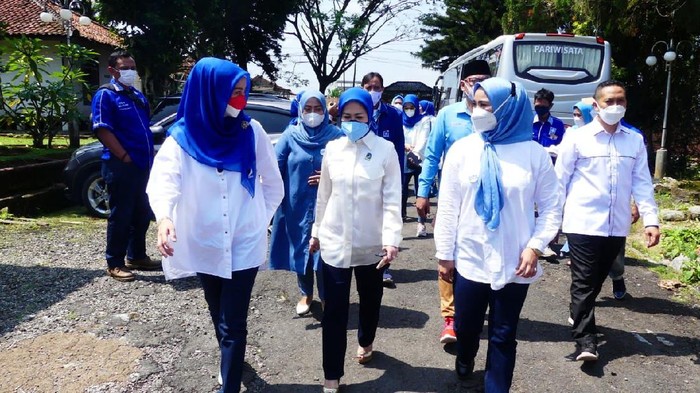 Dewan Pimpinan Pusat Perempuan Amanat Nasional (DPP PUAN) kembali memperlihatkan kepedulian kepada masyarakat yang terdampak COVID-19 dengan menggelar Bakti Sosial di Sukabumi.