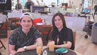 Di Plaza Indonesia, Alvin santai bareng ibunda Larissa yang saat itu masih menjadi mertuanya. Keduanya tampak memesan minuman segar.