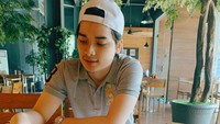 Ini bukti lain kalau Alvin doyan steak. Olahan daging sapi panggang ini semakin nikmat dimakan bersama kentang goreng.