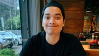 Ayah satu anak ini ternyata penggemar steak. Ia terlihat antusias saat hendak menyantap potongan steak besar di hadapannya.