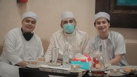 Kalau ini momen manis Alvin saat kumpul di majelis zikir Az Zikra. Saat itu ia menikmati camilan dan minuman hangat bersama gurunya, Habib Nabiel Almusawa.