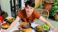 Alvin kerap membagikan momen kesehariannya, termasuk saat kulineran. Makan banyak penghilang stress, valid ga? tulisnya di keterangan foto.