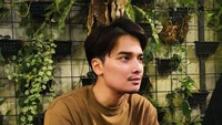 Putra ustaz kondang, Arifin Ilham ini juga  jadi perbincangan setelah mundur dari Yayasan Az Zikra, pondok pesantren yang dibangun sang ayah dulu. Alvin bahkan menghadapi tuntutan penggelapan dana.