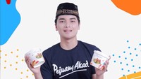 Seperti ini gaya Alvin saat mempromosikan bisnis kuliner miliknya. Ia menawarkan cireng banjir sebagai bagian menu Warung Marenta pada 2017 lalu.