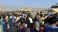 Proses evakuasi di Bandara Kabul sempat kacau akibat arus pengungsi yang ingin pergi dari Afghanistan.  