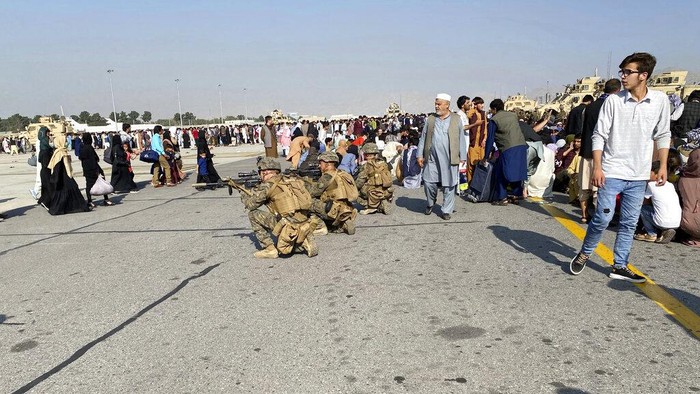 Amankan Evakuasi, Tentara AS Ambil Alih Bandara Kabul U.S. soldiers stand guard along a perimeter at the international airport in Kabul, Afghanistan, Monday, Aug. 16, 2021. On Monday, the U.S. military and officials focus was on Kabulβs airport, where thousands of Afghans trapped by the sudden Taliban takeover rushed the tarmac and clung to U.S. military planes deployed to fly out staffers of the U.S. Embassy, which shut down Sunday, and others. (AP Photo/Shekib Rahmani)