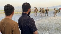 Tentara AS berjaga di sepanjang perimeter di bandara internasional Kabul, Afghanistan, Senin (16/8/2021) waktu setempat.  