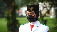 Pada tahun 2021, ada Ardelia Muthi Zahwa yang menjadi perwakilan asal Sumatera Utara yang menggunakan jilbab. Ardelia memiliki peran penting sebagai pembawa baki pada prosesi pengibaran bendera pusaka. (Lukas/Biro Pers Sekretariat Presiden)