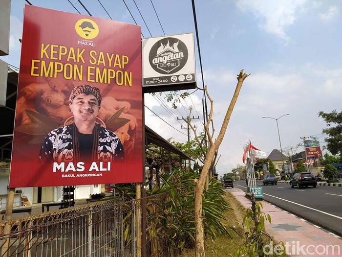 Baliho bakul angkringan Kepak Saya Empon-empon, Magelang, Rabu (18/8/2021).