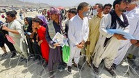 Situasi ini mendorong warga Afghanistan untuk membanjiri bandara, bahkan hingga ke landasan, demi bisa meninggalkan negaranya. AP Photo.