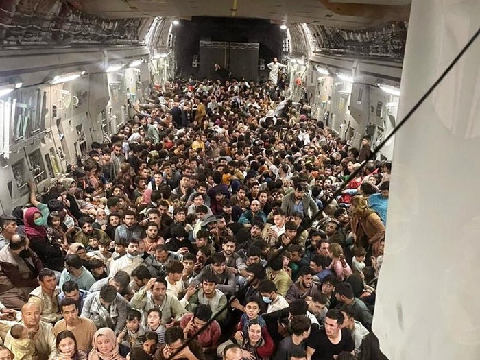Warga terus memadati Bandara Kabul, Afghanistan. Mereka berniat meninggalkan negaranya.