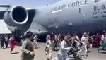 Bandara Kabul Disesaki Warga yang Ingin Kabur