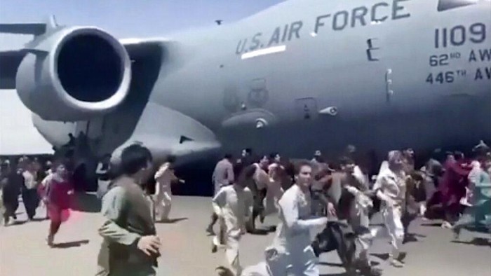 Warga terus memadati Bandara Kabul, Afghanistan. Mereka berniat meninggalkan negaranya.