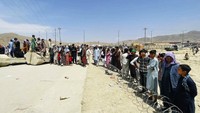 Warga berbondong-bondong ke bandara untuk meninggalkan Afghanistan. AP Photo.